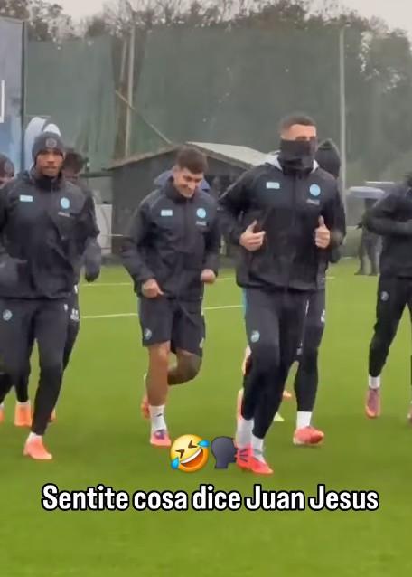 Rifinitura sotto la pioggia a Castel Volturno: sentite come scherza Juan Jesus!