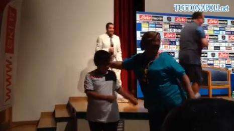 VIDEO - Siparietto a Dimaro: un giovane tifoso dona un lecca-lecca a Benitez per avere in cambio lo scudetto