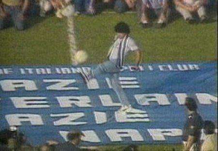 Maradona segna su rigore in partita benefica a Giugliano