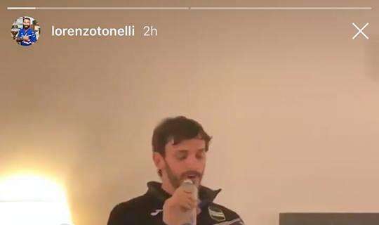 VIDEO - "Ha doti nascoste", Tonelli prende in giro e filma Gabbiadini che canta: rito d'iniziazione come a Dimaro