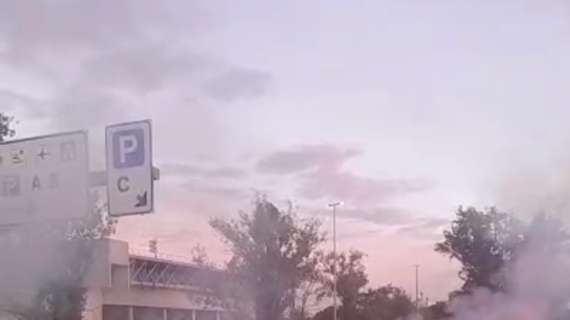 VIDEO - Scontri anche dopo Verona-Napoli: ultrà cercano contatto, lancio fumogeni e bombe carta