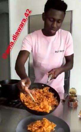 VIDEO - Diawara fa lo chef a ritmo di musica, Ouanas filma la scena sui social 