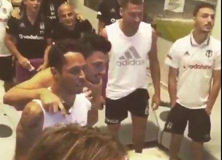 VIDEO - Estratti nel girone del Napoli, i giocatori del Besiktas fanno festa negli spogliatoi