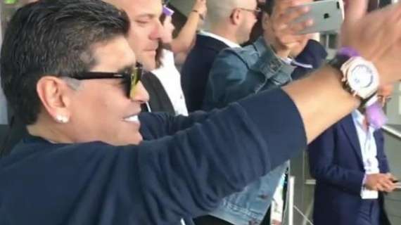 VIDEO - Maradona entra nello stadio, i tifosi argentini impazziscono: "E' più grande di Pelè..."