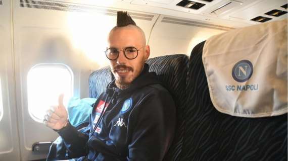 FOTO - Azzurri sereni sul volo verso Bergamo: compare un sorridente Hamsik