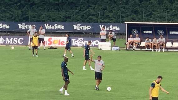 Conte striglia i difensori durante l'esercitazione: parte l'applauso del pubblico