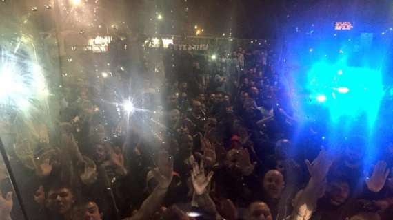 FOTO - Bagno di folla a Capodichino, SSC Napoli al settimo cielo: "Una notte incredibile!"