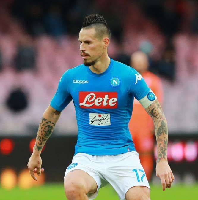 Napoli meritatamente in vantaggio all'intervallo: tutti in piedi al San Paolo per Hamsik!