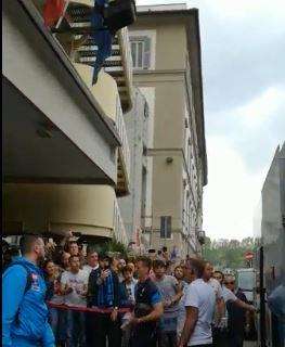 VIDEO - "Non è finita", i tifosi azzurri ci credono ancora: squadra accolta a Firenze dal sostegno di alcuni napoletani