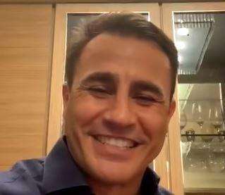 "Buffon gioca fino a 50 anni? Tanto sta in panchina!", risate social tra Totti e Cannavaro
