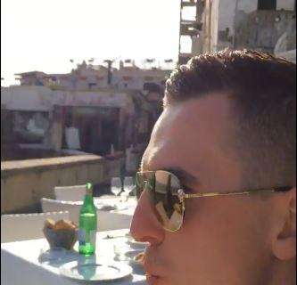 VIDEO - Milik e Jessica pazzi di Marechiaro: pranzo romantico con lo splendido panorama alle spalle