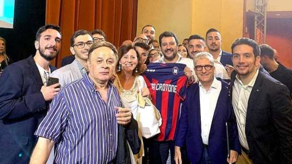 Maglia del Crotone in omaggio a Salvini, il club calabrese non ci sta