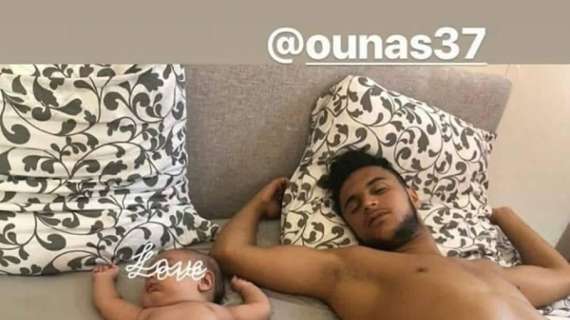 FOTO - Ounas (poco in forma) sfrutta gli ultimi giorni di vacanza per riposare: "Tale padre, tale figlio!"