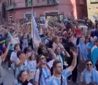 VIDEO - Napoli invasa dagli argentini: il coro "Muchachos” dedicato a Messi e Maradona
