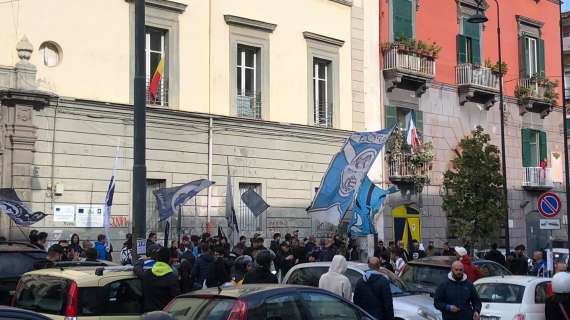 VIDEO/FOTO TN - Ultrà all'esterno dell'hotel del Napoli: cori in attesa del corteo