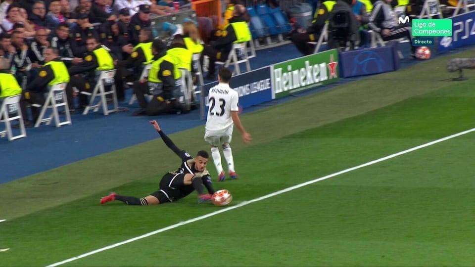 FOTO - Polemiche a Madrid: il VAR non annulla un gol dell'Ajax viziato da palla fuori, Real vicino all'eliminazione!