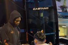 Milan arrivato a Napoli, Leao acclamato: le immagini