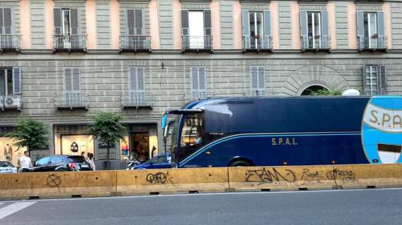 FOTO TN - SPAL in ritiro pre-partita in città: lo scatto del pullman a Napoli