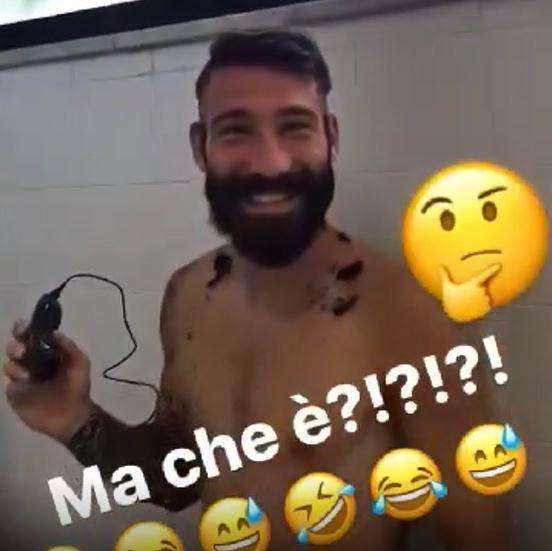VIDEO - Tonelli ed il taglio di capelli "fai da te", Jorginho scherza: "Ma che è?!"