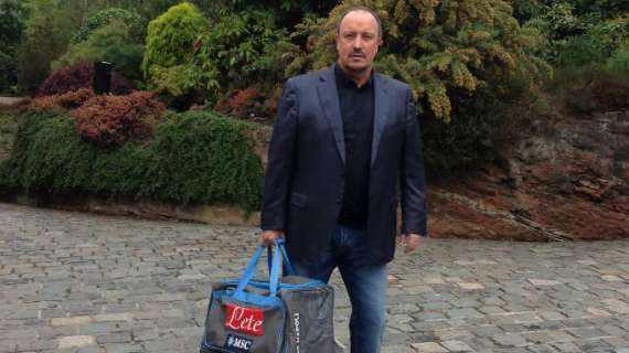 FOTO - Benitez pronto a sbarcare a Napoli! Si fa fotografare col borsone del Napoli