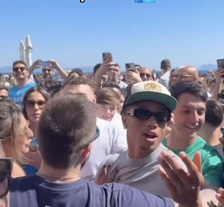 Neres stupisce tutti: si lancia nella folla di tifosi e festeggia con loro a Mergellina