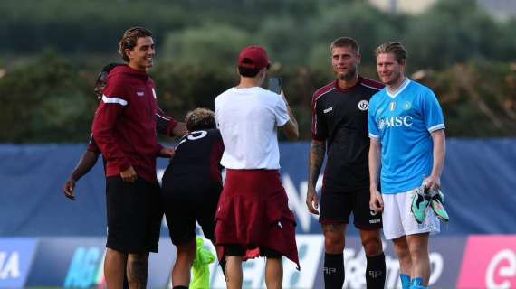 Un scatto da ricordare: i giocatori dell'Arezzo chiedono selfie a De Bruyne