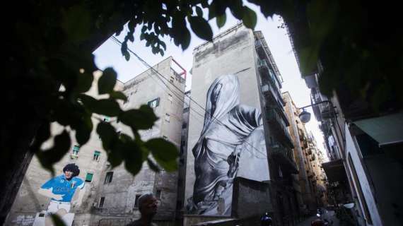 FOTO - Quartieri Spagnoli, nuovo murales accanto a Diego: sarà inaugurato domani