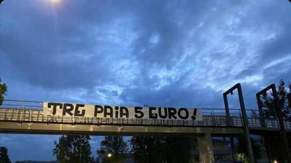 FOTO - A Salerno striscione contro i napoletani: "Tre paia 5 euro"