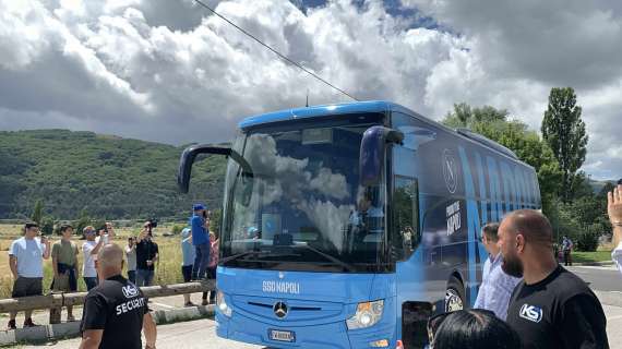 Il Napoli è arrivato a Castel di Sangro: ecco il bus, oggi tutti in campo