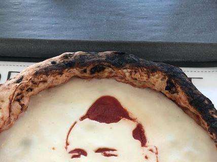 FOTO - L'arte culinaria napoletana incontra ancora il calcio, ecco la margherita col volto di... Hamsik!