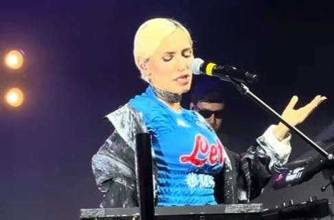 Serena Brancale in concerto in maglia Napoli: mixa 'Anema e core' con 'Sono napoletano'