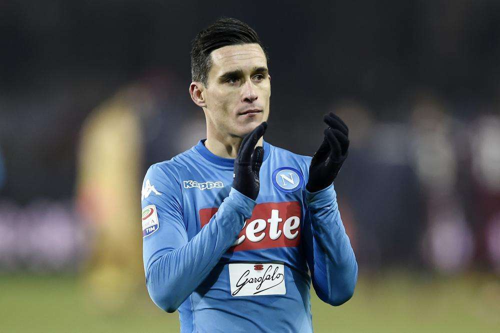 Che occasione per Callejon! Lo spagnolo riceve dalla sinistra e colpisce di testa, miracolo Berisha!