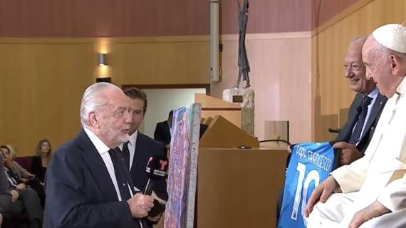 ADL omaggia Papa Francesco con due maglie e il piede di Maradona: "Spero in una partita a Napoli col San Lorenzo”