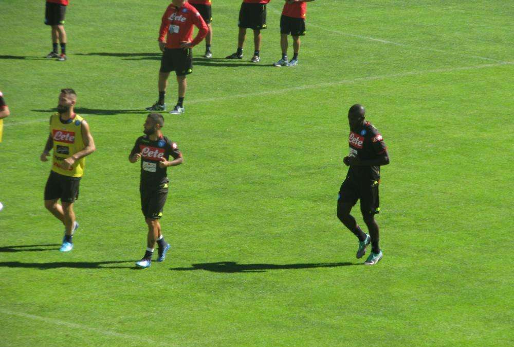 FOTO TN - Koulibaly subito in gruppo: risate con Insigne durante l'allenamento