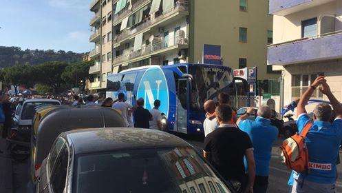 FOTO TN - Il pullman del Napoli arrivato al San Paolo: centinaia di tifosi accolgono la squadra