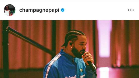 FOTO - La star americana Drake posta uno scatto con la felpa azzurra 'Buitoni'