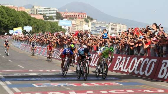 Giro d'Italia, spettacolo a Napoli