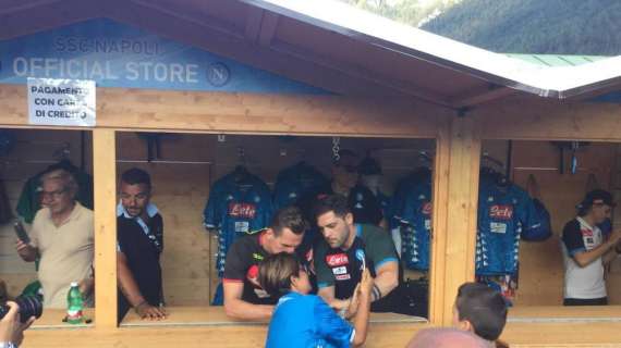 FOTO&VIDEO TN - Milik allo store del Napoli: centinaia di tifosi in fila per l'autografo sulla nuova maglia