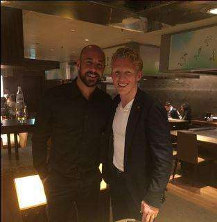 FOTO - Un ex compagno del Liverpool fa visita a Reina. Il portiere azzurro: "Amici per sempre"