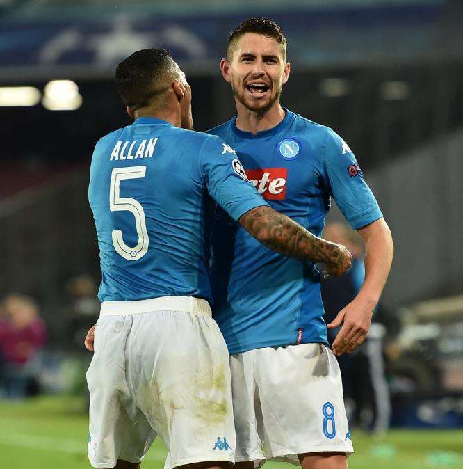Il Napoli va al riposo sull'1-0: Jorginho decide per ora una partita molto complicata