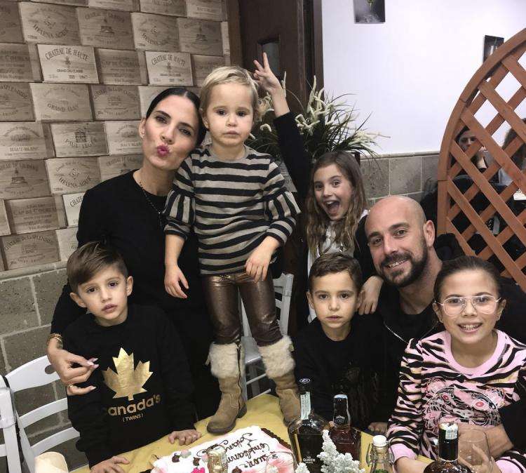 FOTO - Gli auguri speciali di Pepe Reina: "Buon natale da tutta la mia famiglia!"