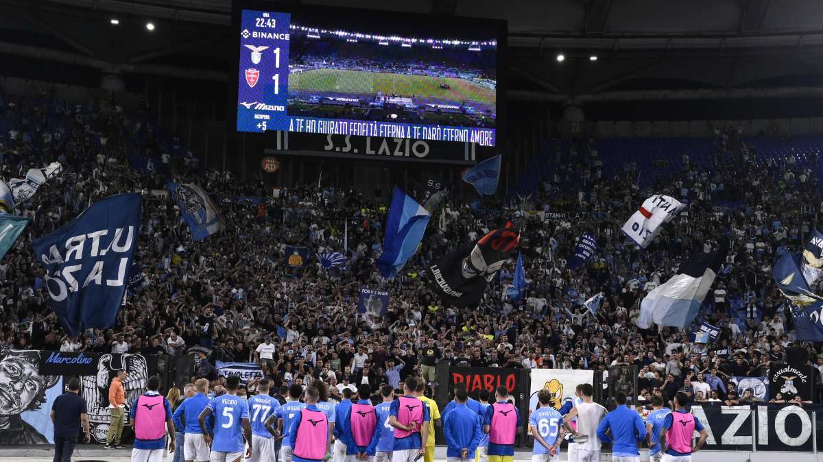 Lazio, tensione coi tifosi (che fischiano) dopo il pari col Monza: confronto tra le parti
