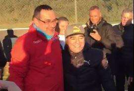 Arriva Maradona e Sarri interrompe la seduta: "Stop ragazzi, abbracciamo il nuovo acquisto"