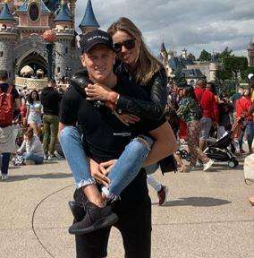 FOTO - Zielinski si gode Parigi, giornata a Disneyland con la compagna Laura