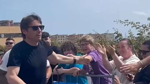 “Resta con noi!”, bagno di folla a Castel Volturno per Conte: tifosi gli chiedono permanenza