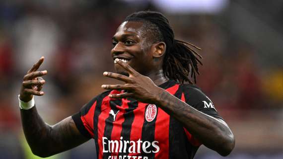 Leao tiene in ansia il Milan: segna da prima punta ma si fa male al polpaccio