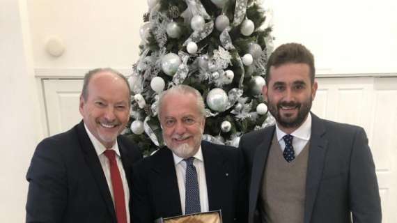 FOTO - ADL al pranzo Uefa di rito, in regalo una statuetta per il patron: "Amici comunque vada!"