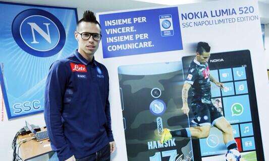 FOTO - Hamsik presenta il nuovo Nokia Lumia 520 SSC Napoli, lo smartphone azzurro