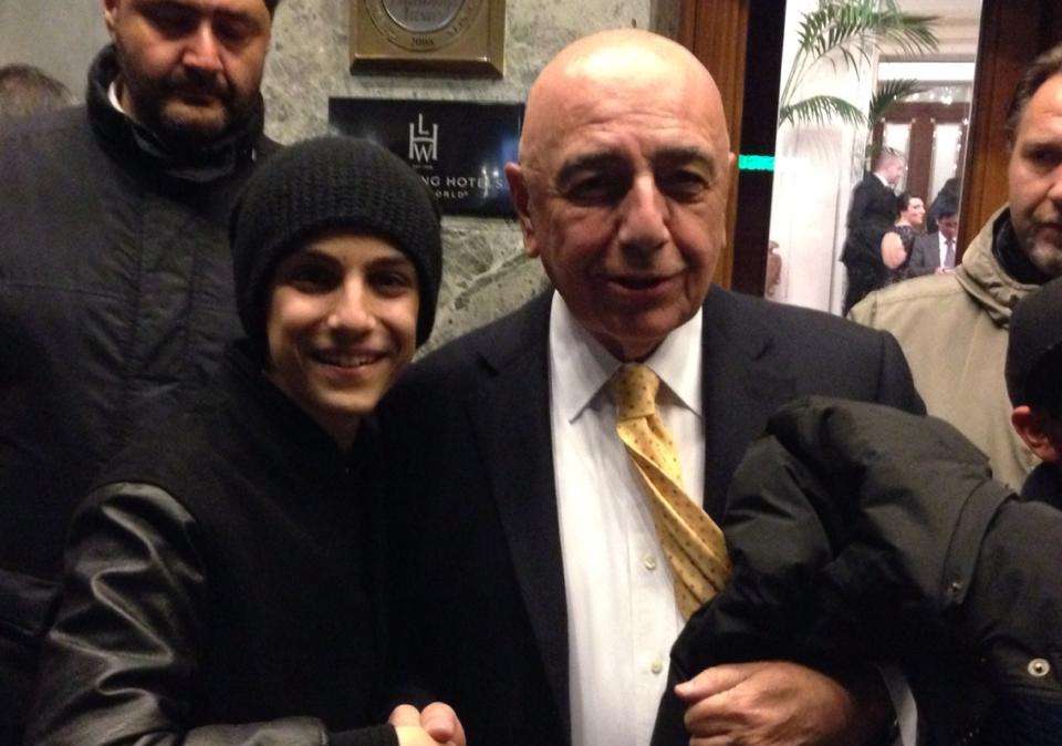 FOTO TN - Napoli esempio di fair play, i tifosi azzurri si complimentano con Galliani all'esterno del "Vesuvio"