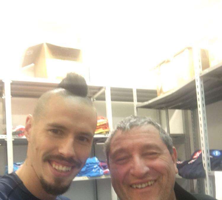 FOTO - Starace con Hamsik negli spogliatoi: "Il capitano saluta i tifosi da campione d'inverno"